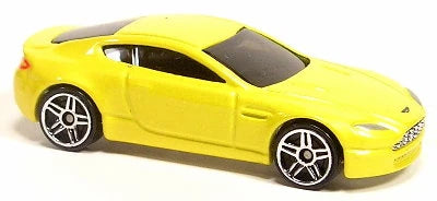 Hot Wheels 2005 - Collector # 011/183 - First Editions / Realistix 11/20 - Aston Martin V8 Vantage - Yellow - IC